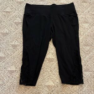 Livi Active Capris with crochet detail, size 22/24